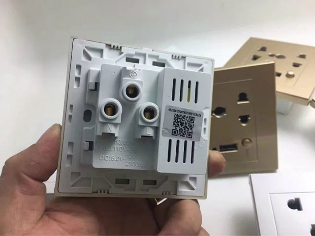 Wandsteckdose mit kamera